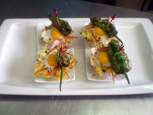 Pincho de morcilla, patatas, huevo de codorniz y pimiento - Restaurante La Aldea Calles